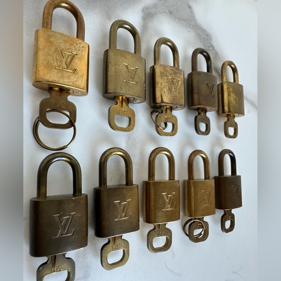 Authentic bundle Louis Vuitton key bundle set of 10 luggage tags 10 - Picture 11 of 13